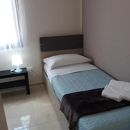 לינה וארוחת בוקר Antares